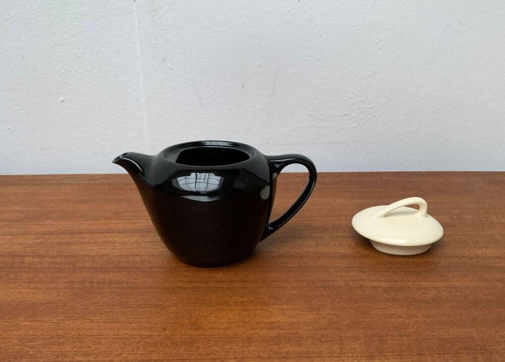 Postmodern ceramic teapot or coffee pot by Pagnossin, Italy, 1980s.