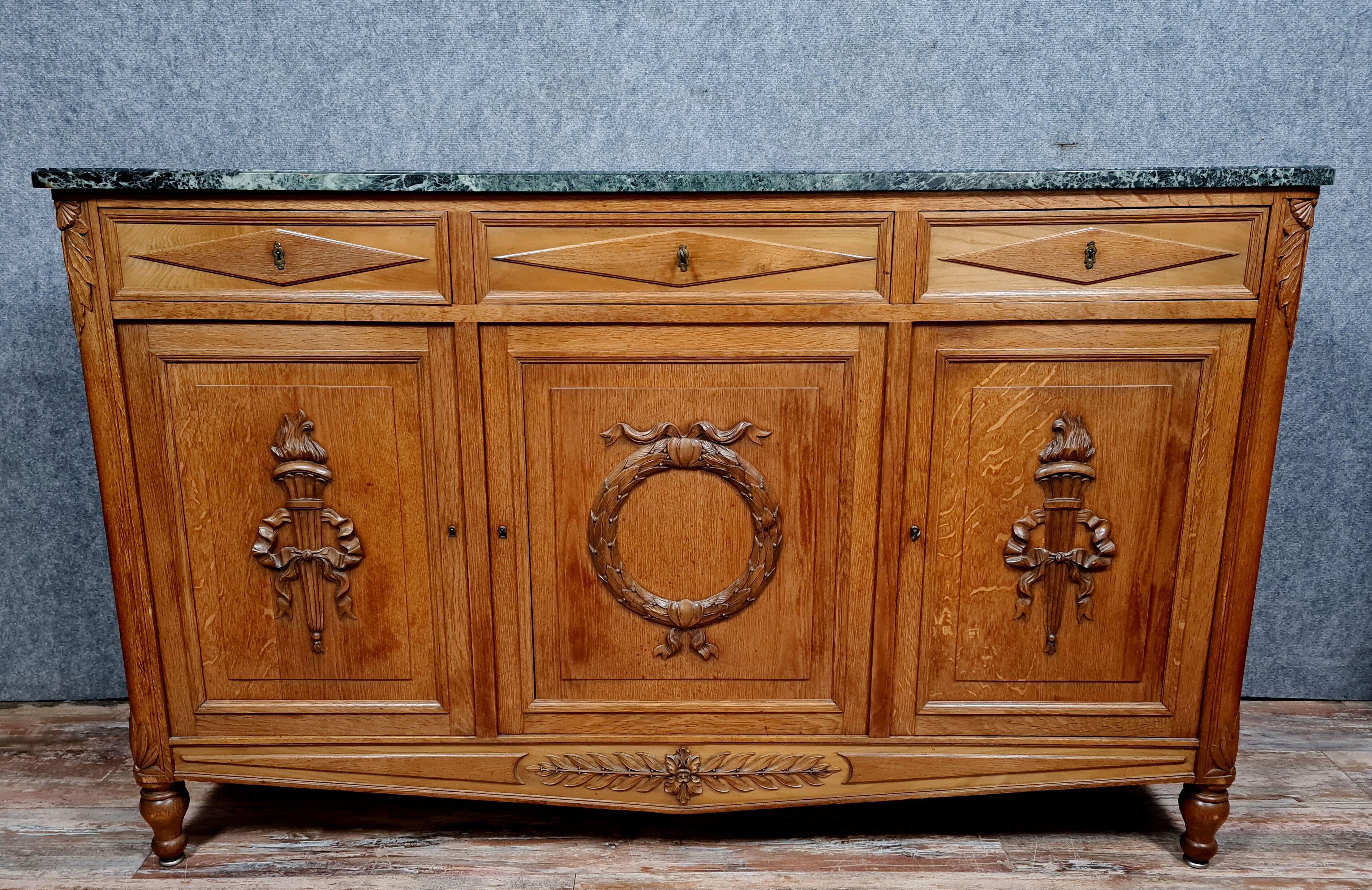 Important buffet in empire row in oak with blond patina around 1900