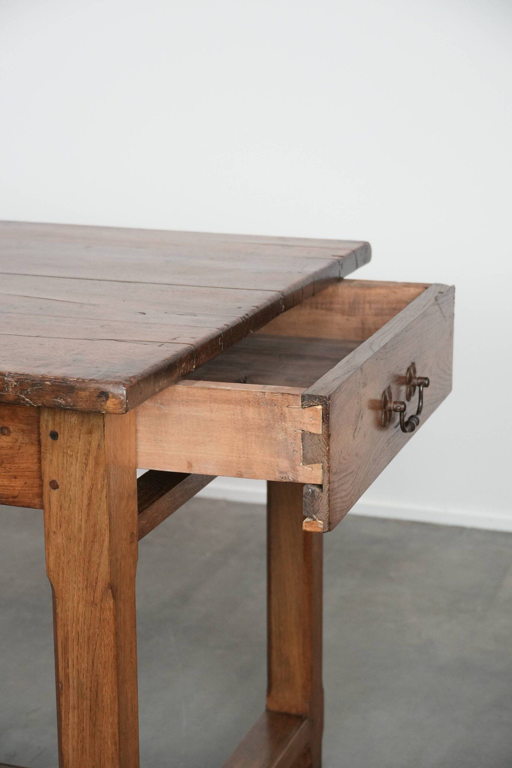 Grande table à manger antique française pour 6 à 8 personnes.