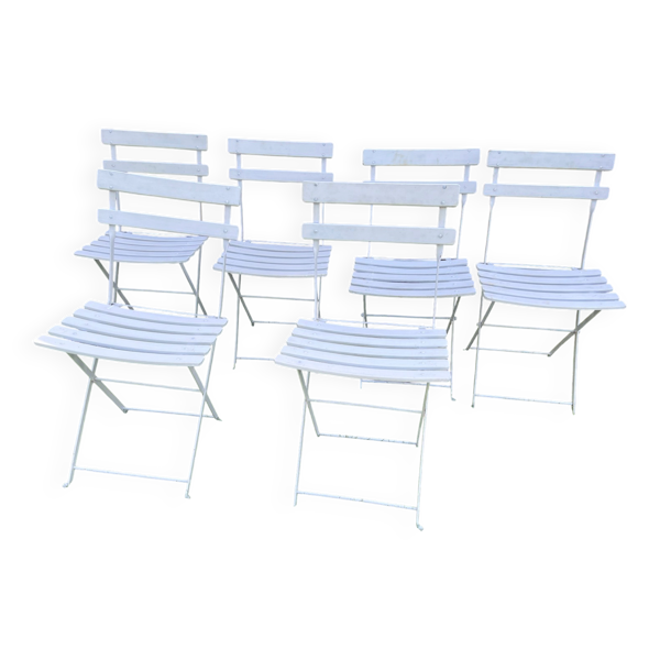 Anciennes chaises de bistrot de terrasse