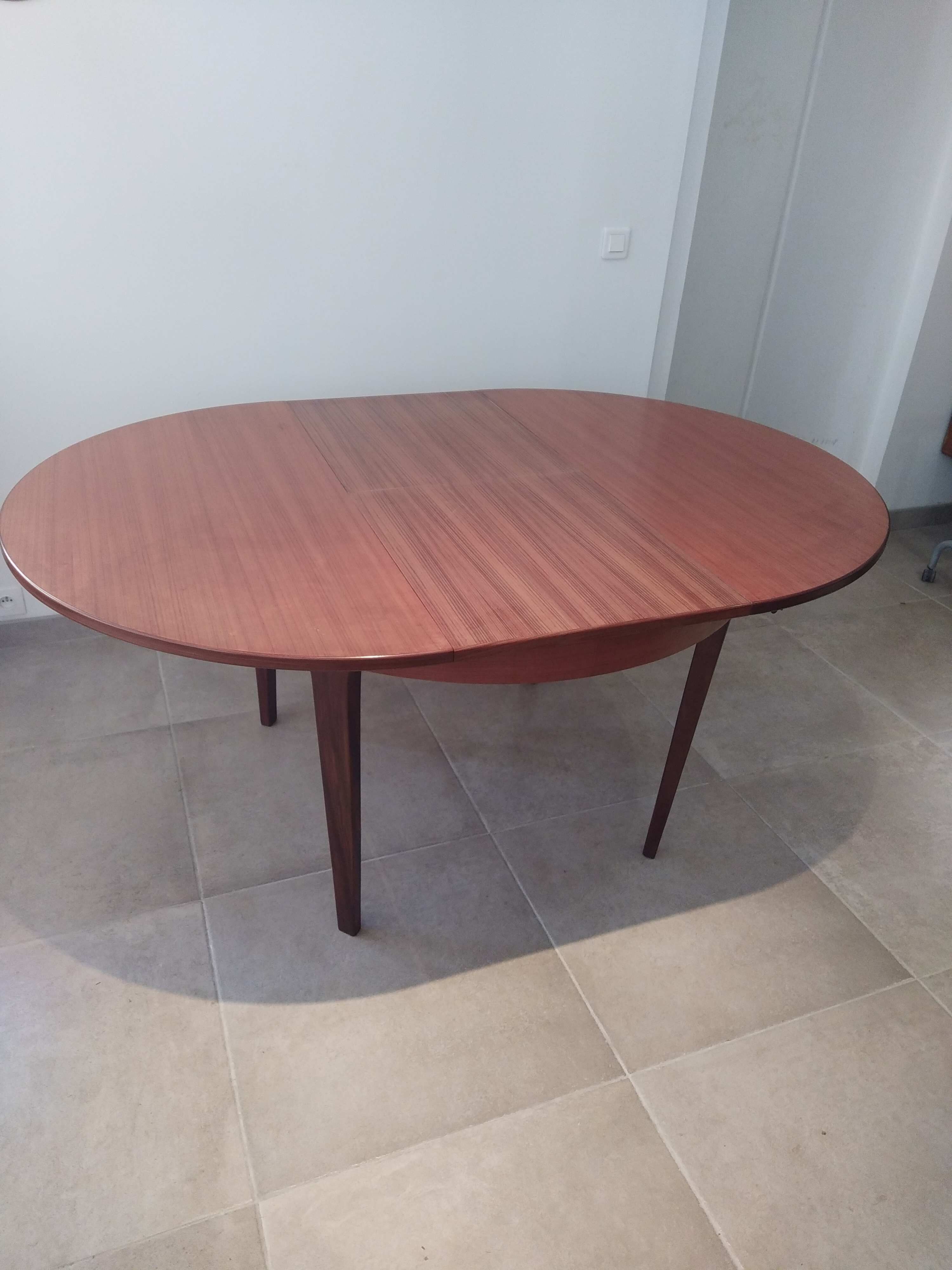 Butterfly extension teak round table