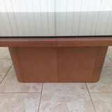 Table basse design en cuir et plateau en verre