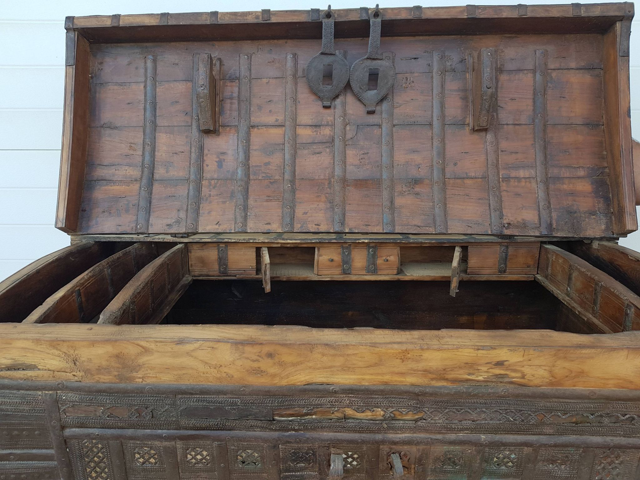 Coffre ancien indien vintage  sur roues en bois début 20eme s