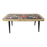 Table basse vintage avec plateau en verre floral et pieds effilés