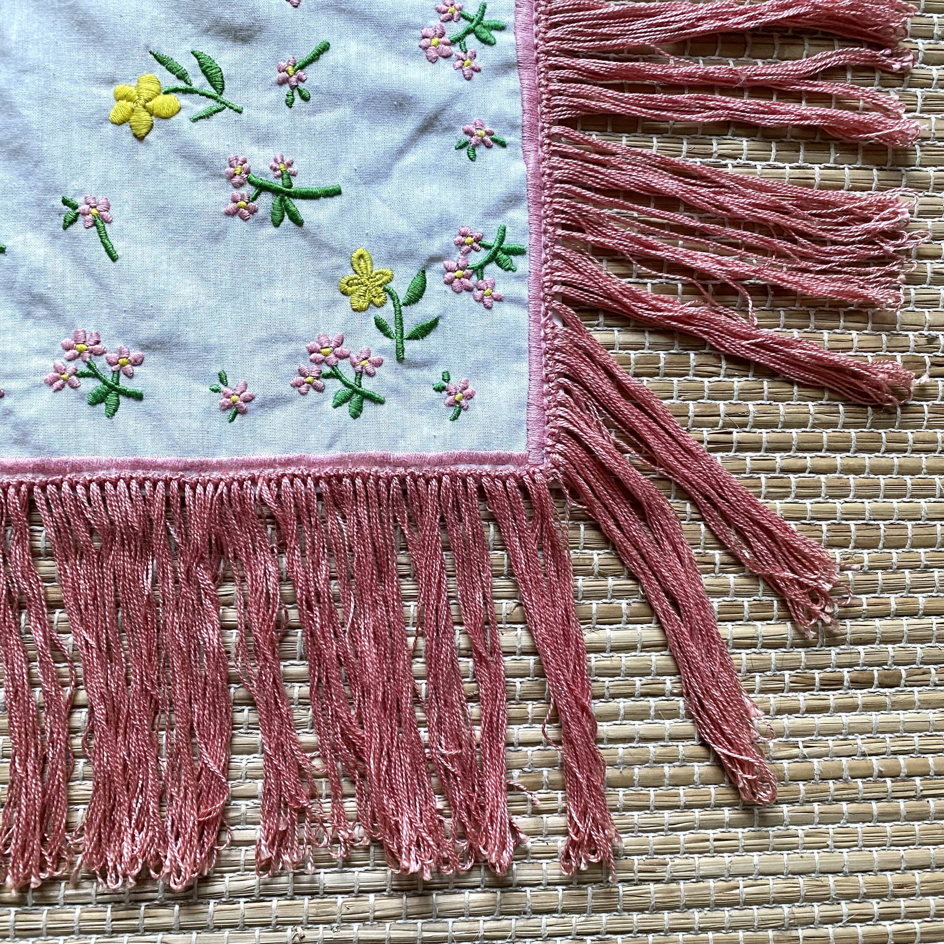 Nappe ancienne brodée 89 x102 cm