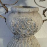 Pot ancien en terre sculpté sur les côtés et anse en fer forgé