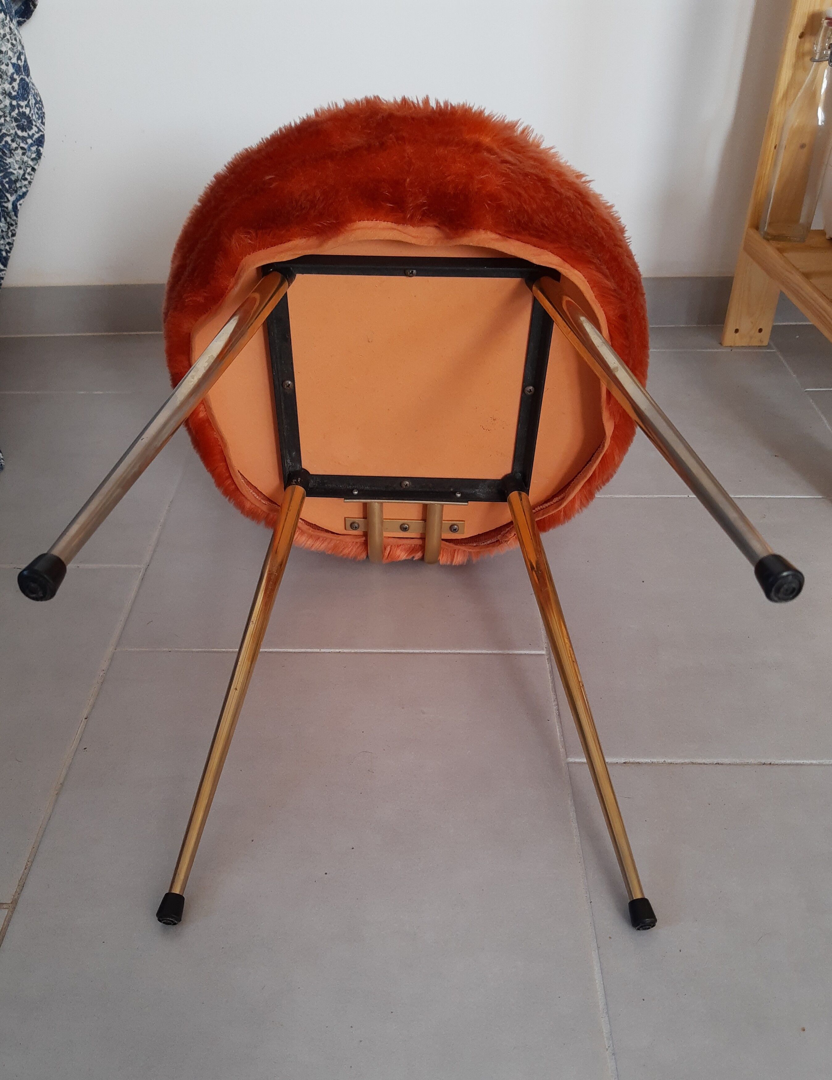 Chaise vintage moumoute Pelfran couleur saumon