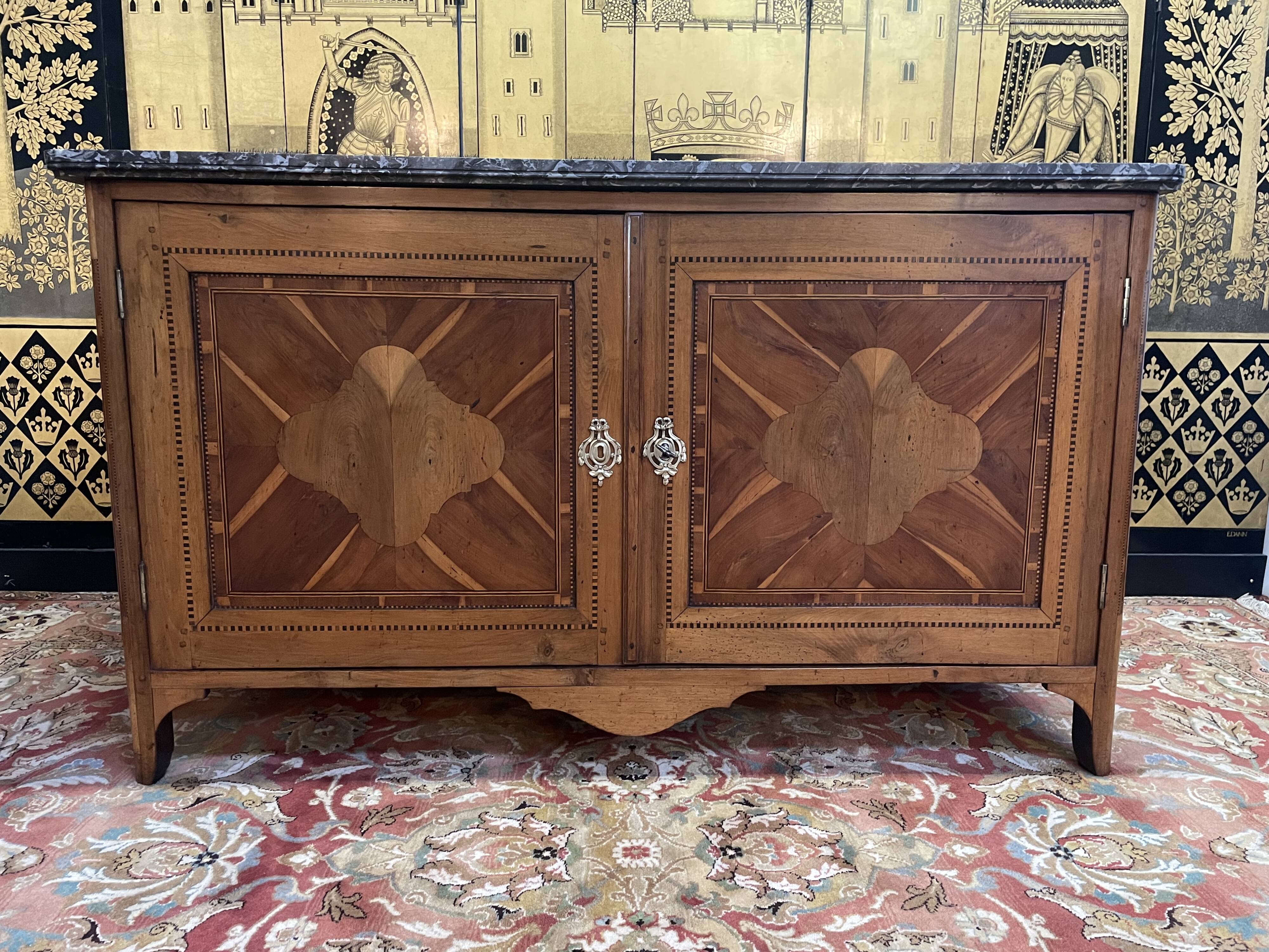 Buffet bas époque Louis XVI en marqueterie