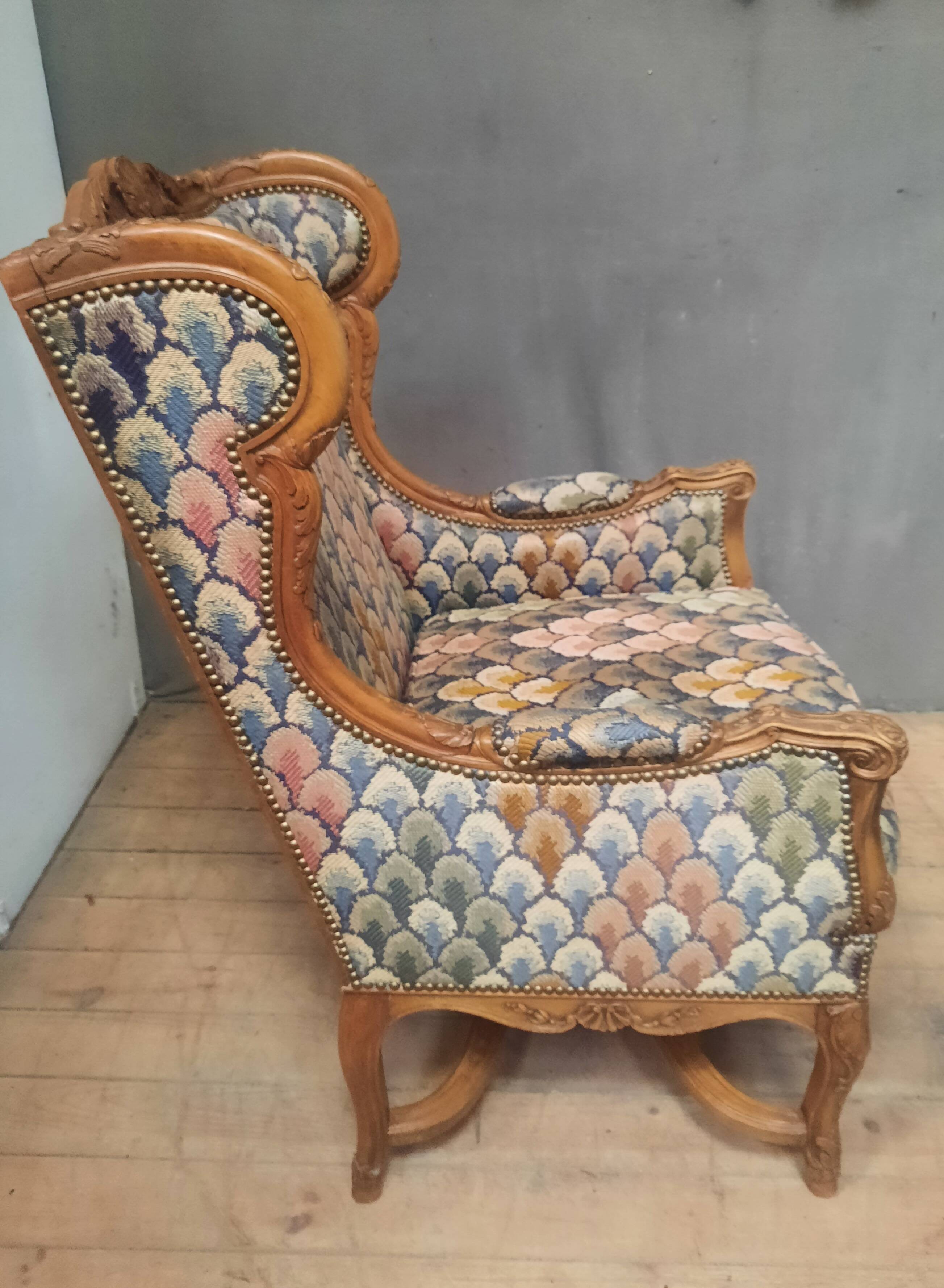 Bergere à oreilles en bois sculpté de style régence
