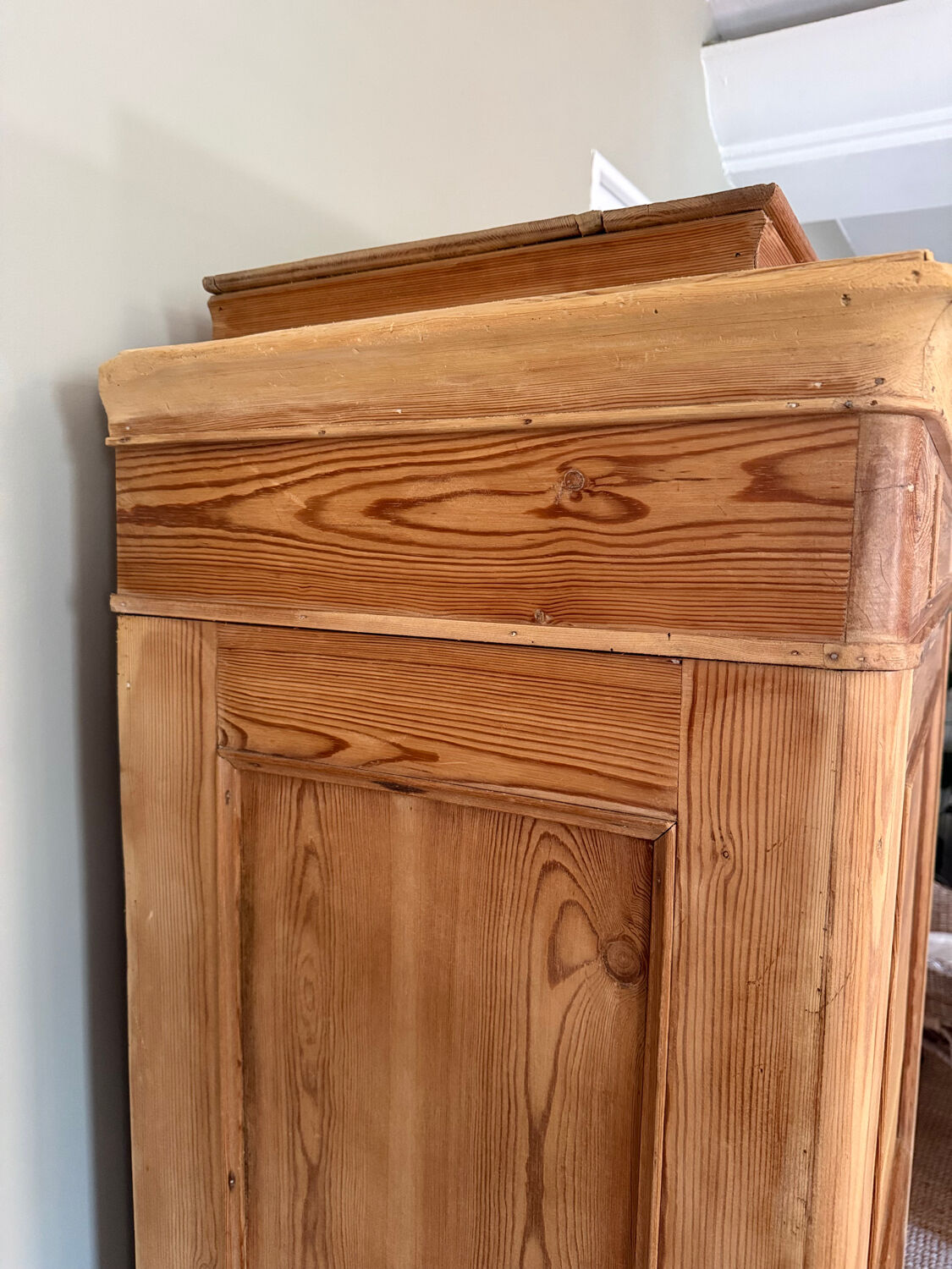 Small Parisian wardrobe "bonnetière"