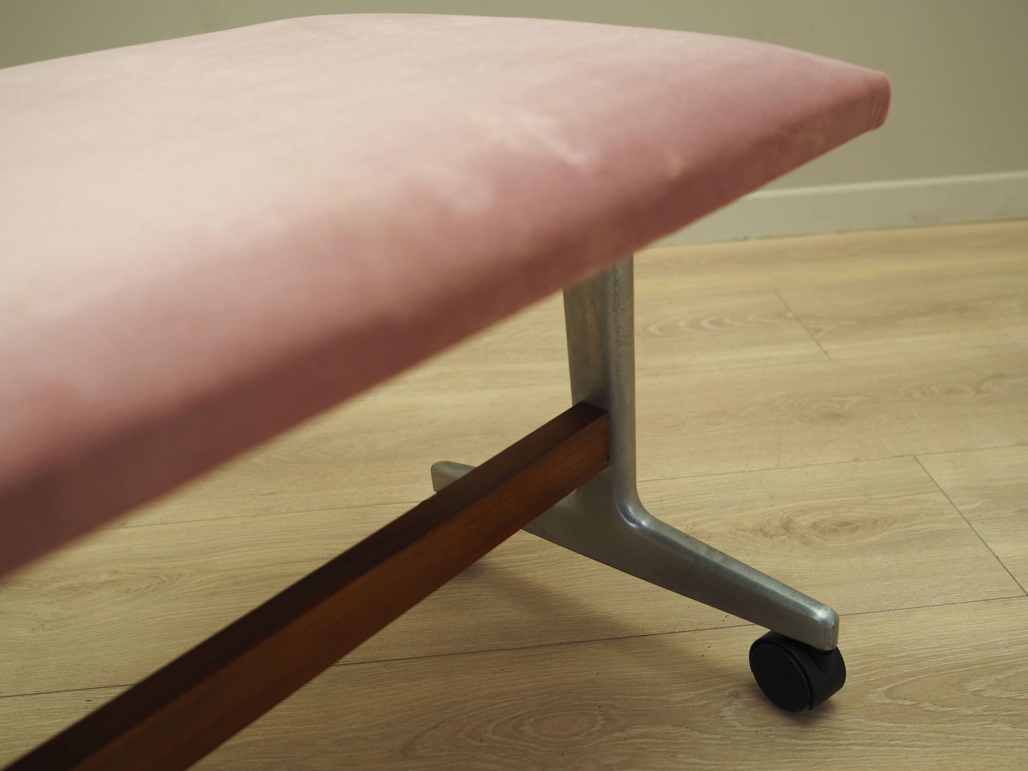 Repose-pieds danois rose, années 1960