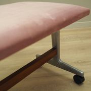 Repose-pieds danois rose, années 1960
