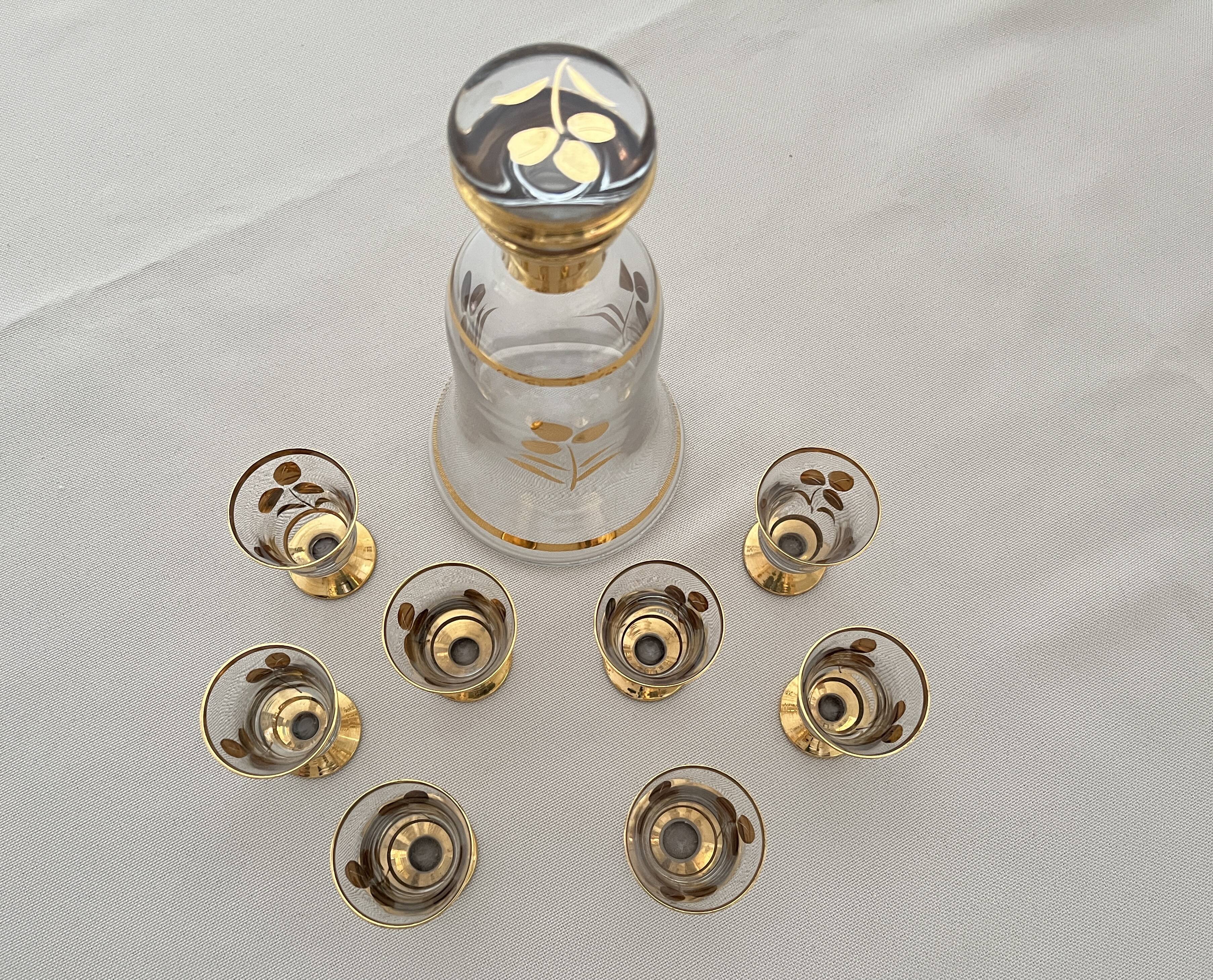 Liqueur service, 1 carafe & 6 small glasses, golden floral decoration.