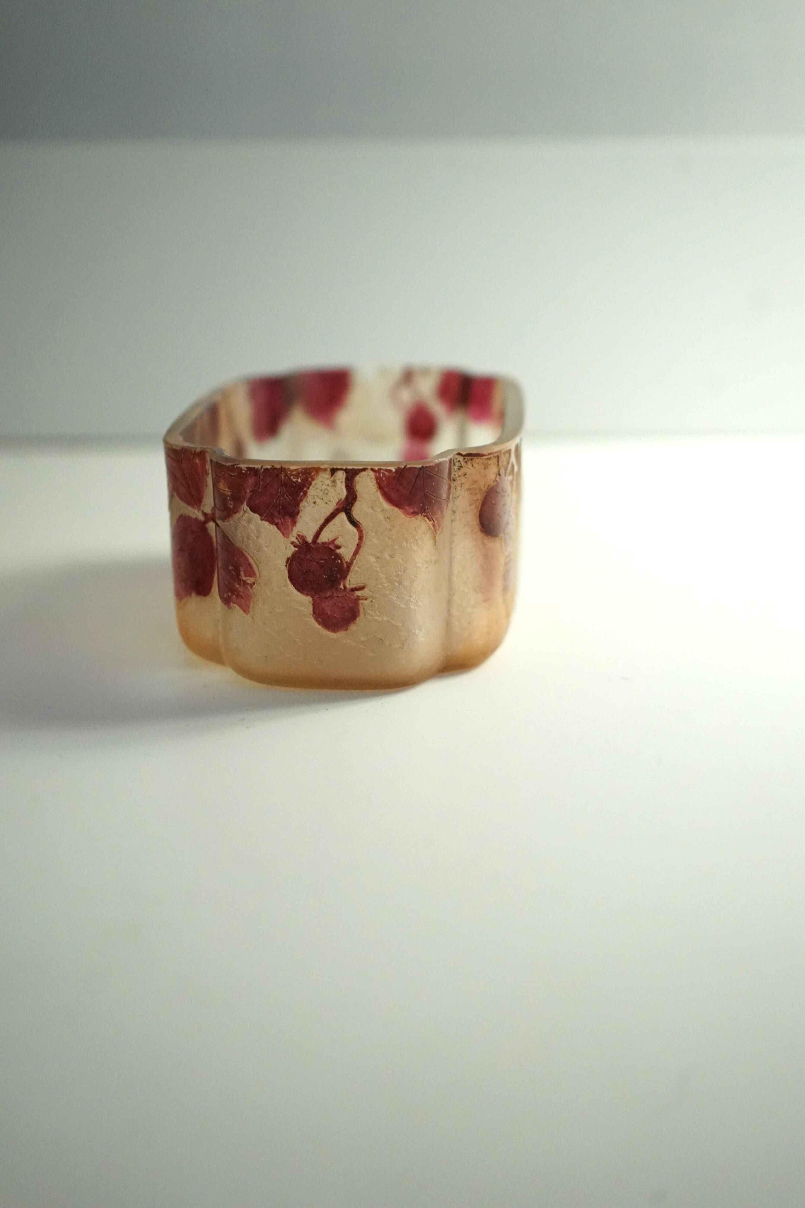 Legras Phoenician series ruby jardinière in multi-layered glass (1900 - 1910)