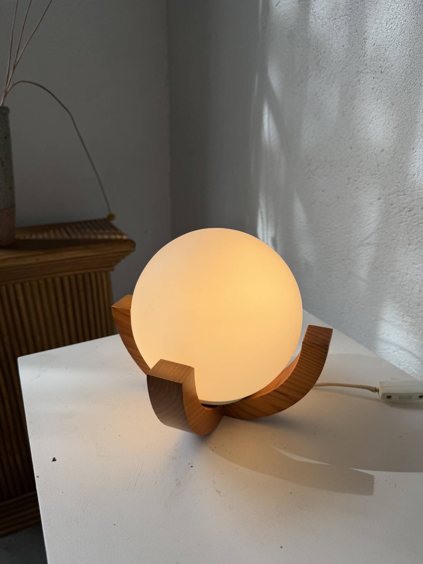 1980s pin support ball desk lamp