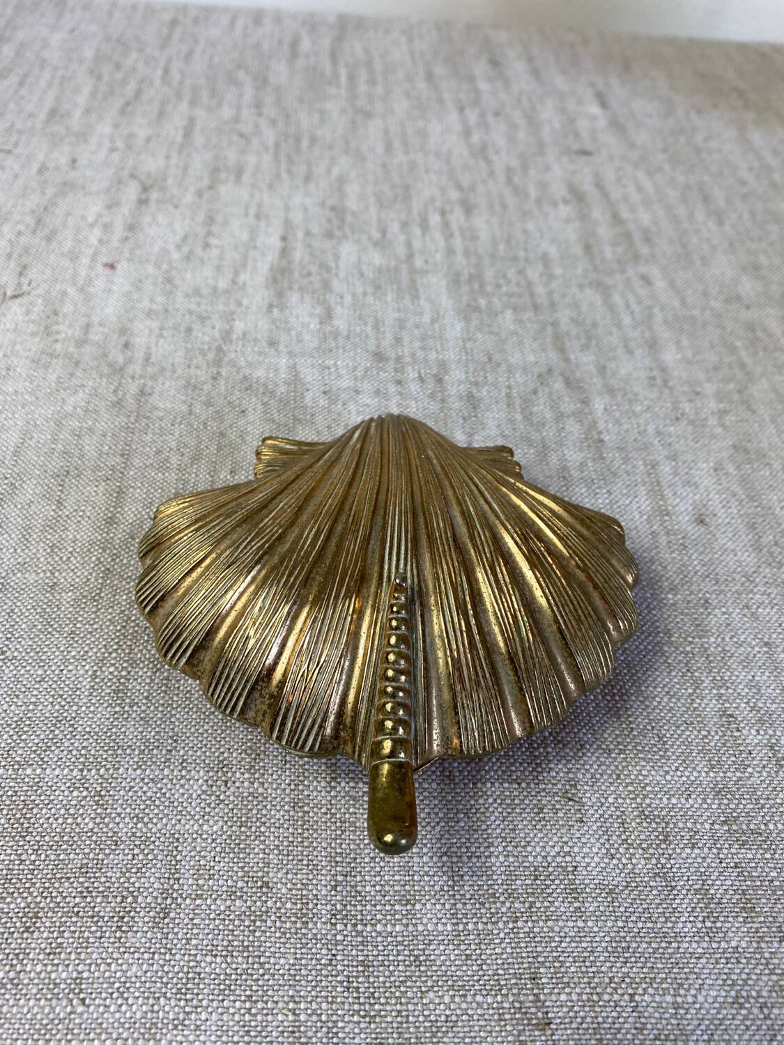 Brass scallop shell emptier
