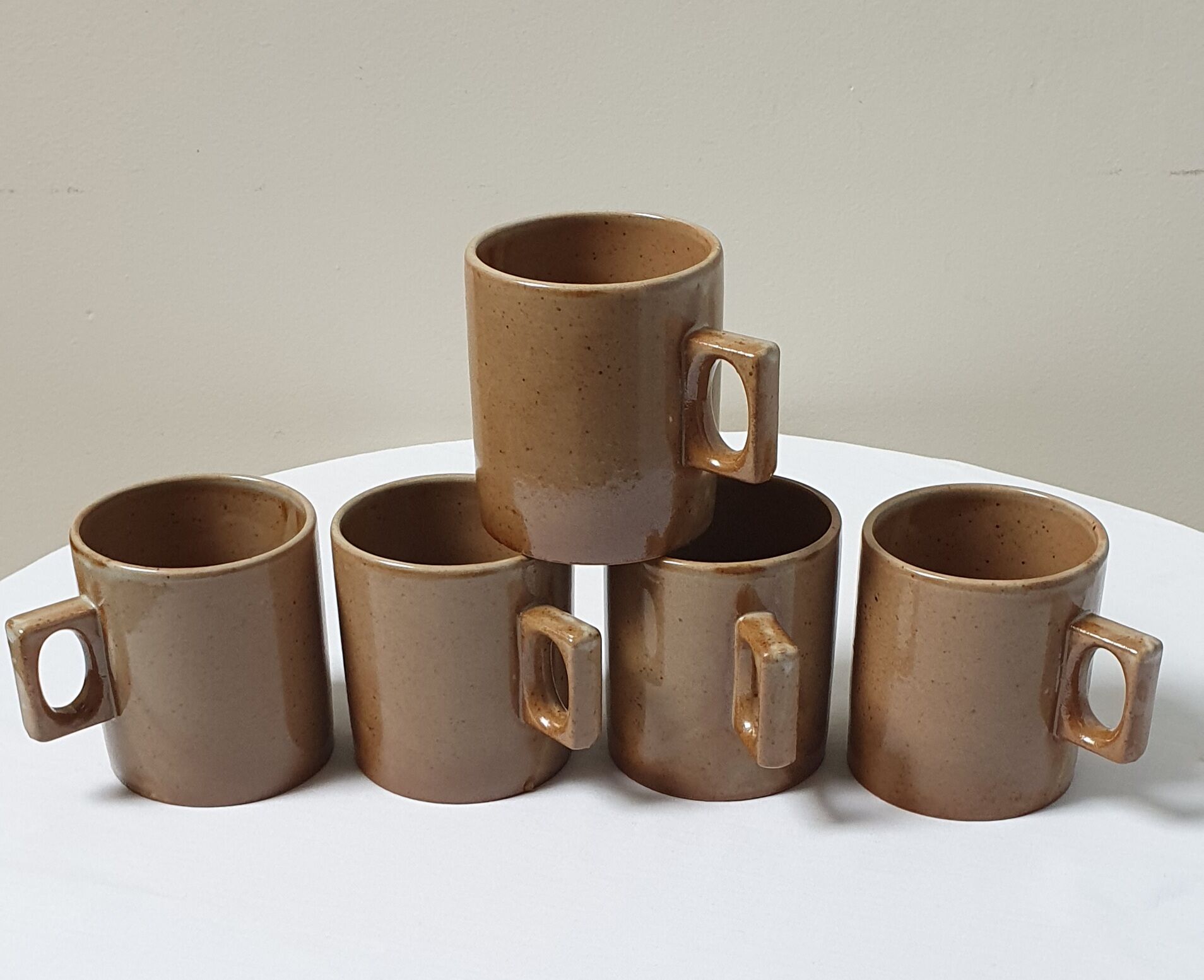 Mugs en grès et un pichet