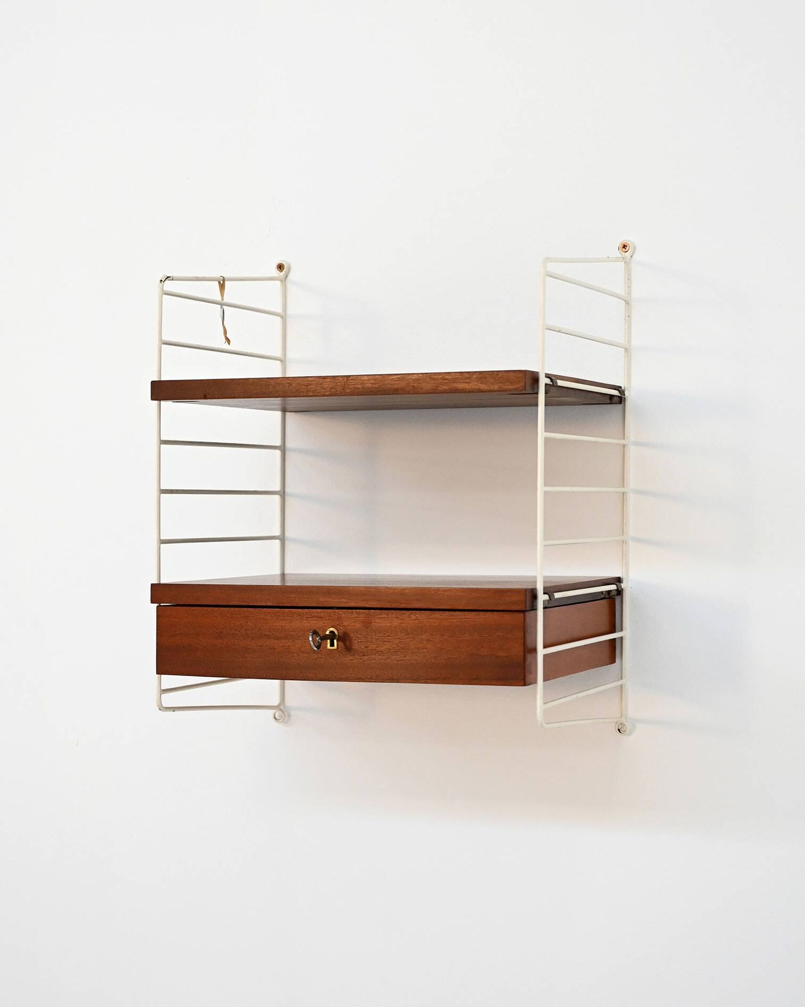 “BFB-hyllan” wall shelving unit by Nisse Strinning for String, 1950s
