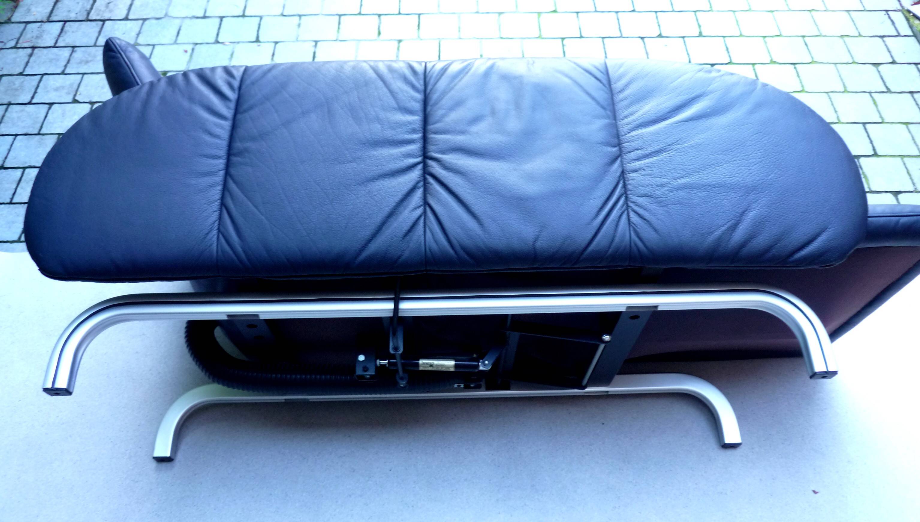 XDark brown leather chaise longue