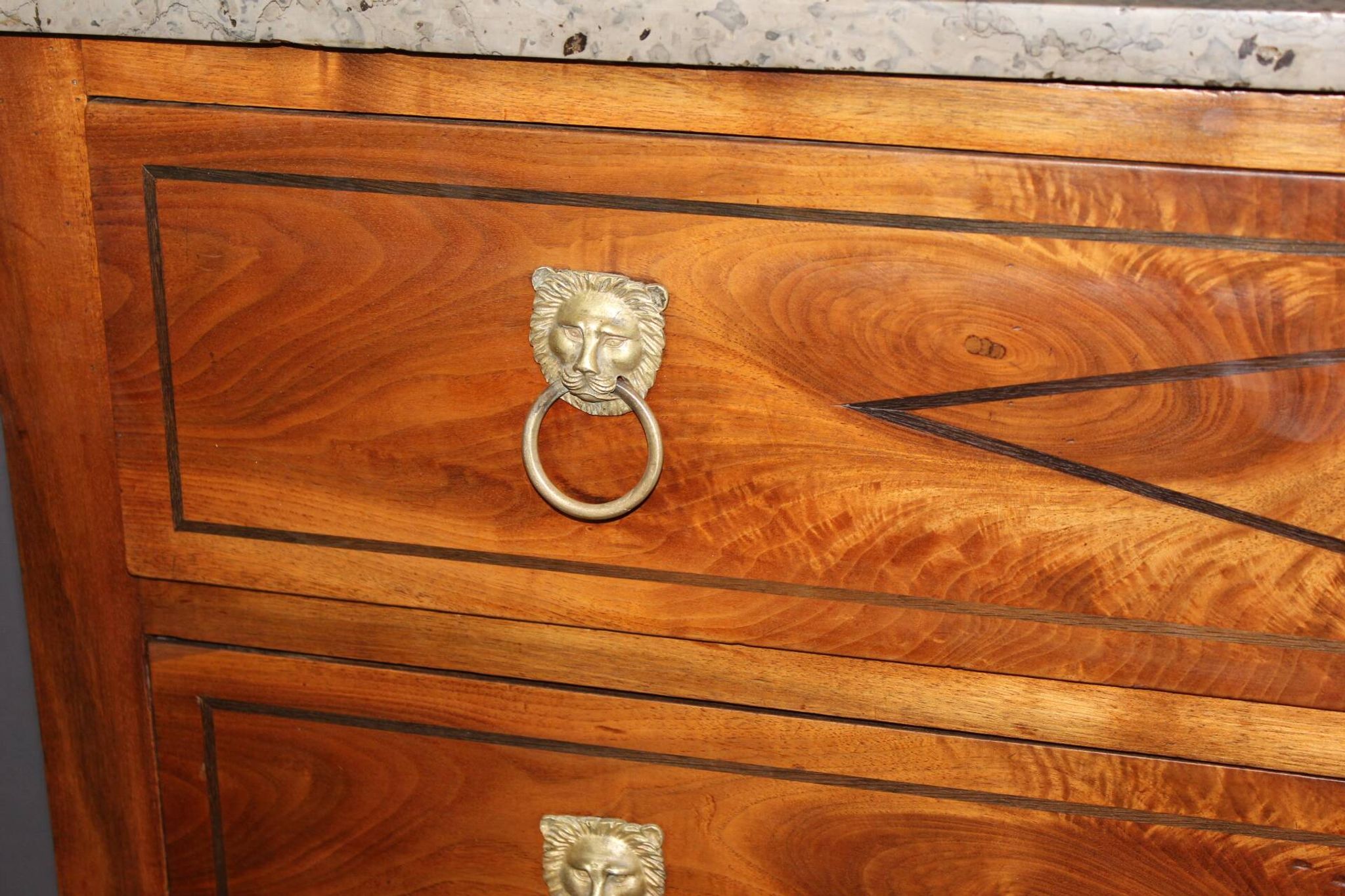 Commode Directoire en Noyer fin XVIII
