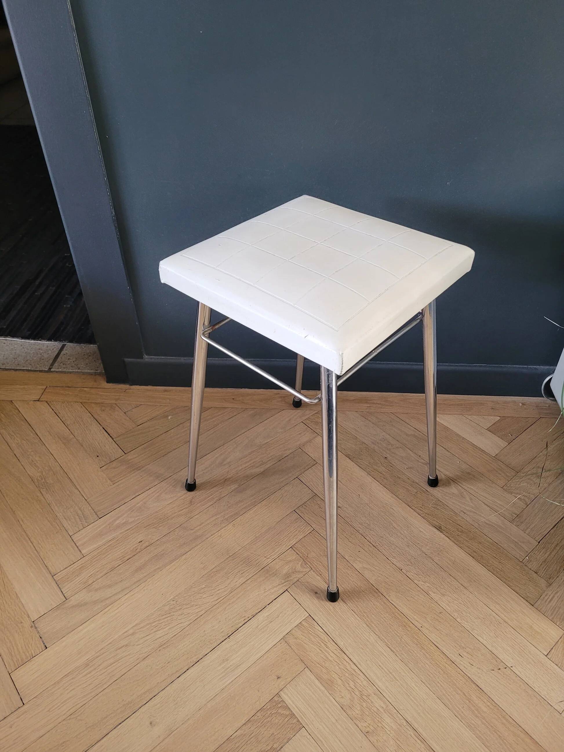 Tabouret vintage en skaï et chrome