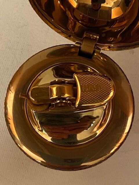Table lighter, ball-shaped gold color
