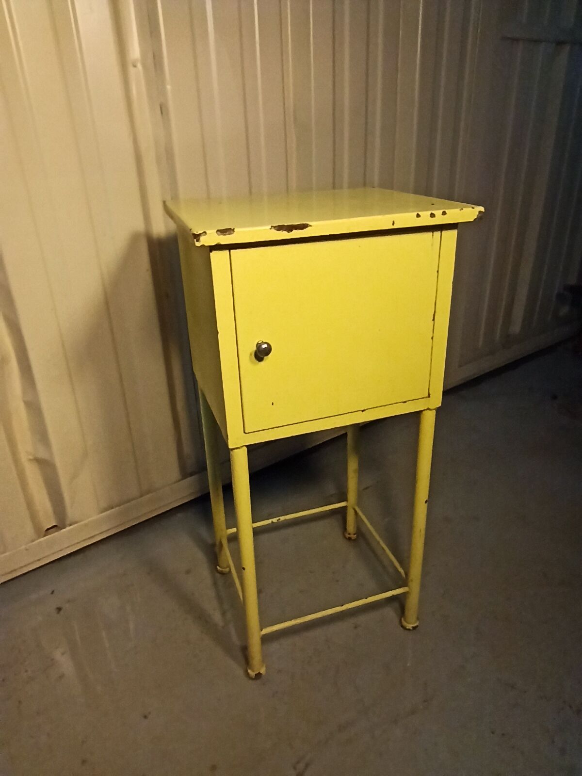 Meuble atelier métallique industriel une porte jaune