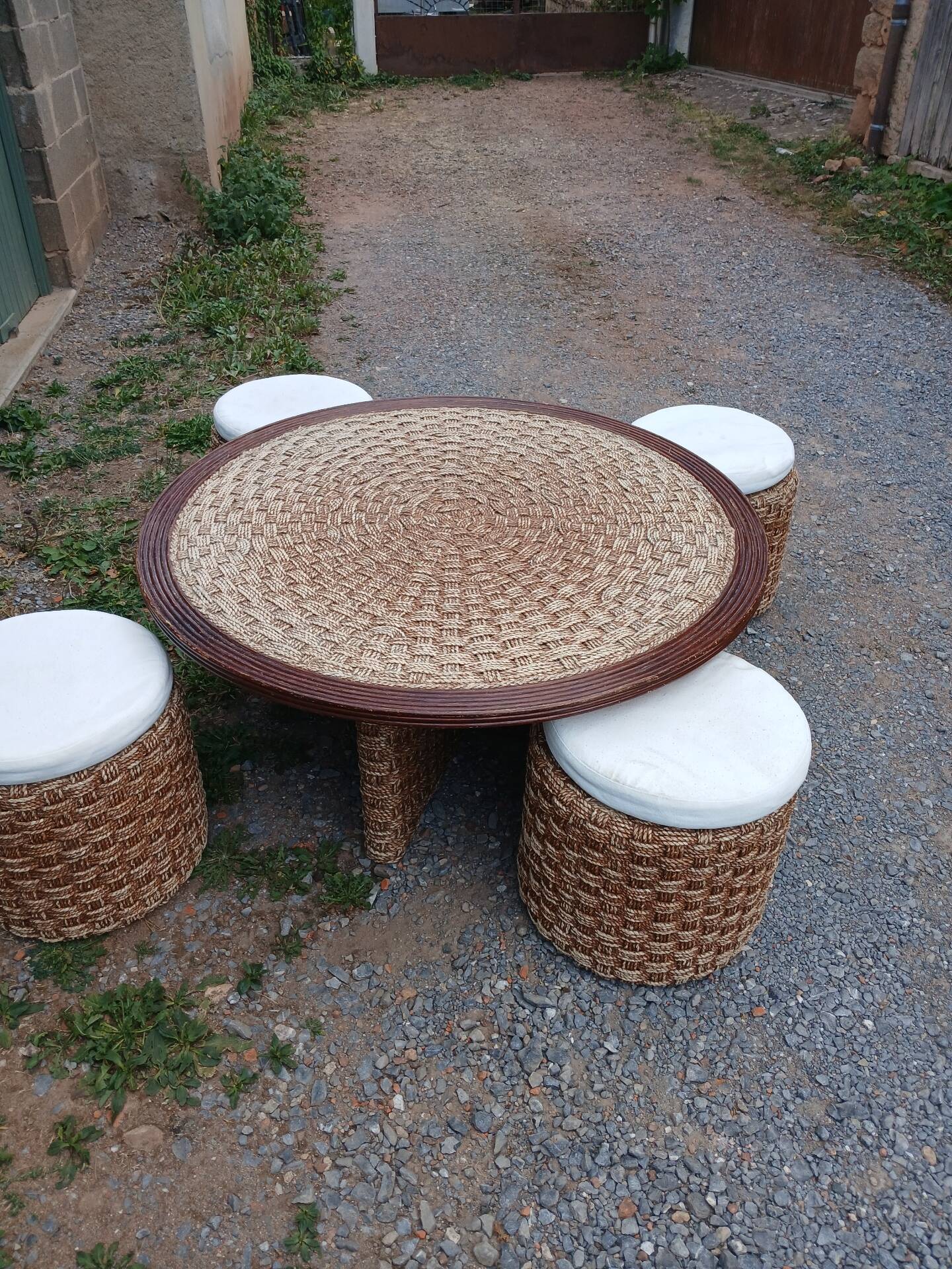 Vintage coffee table + 4 poufs