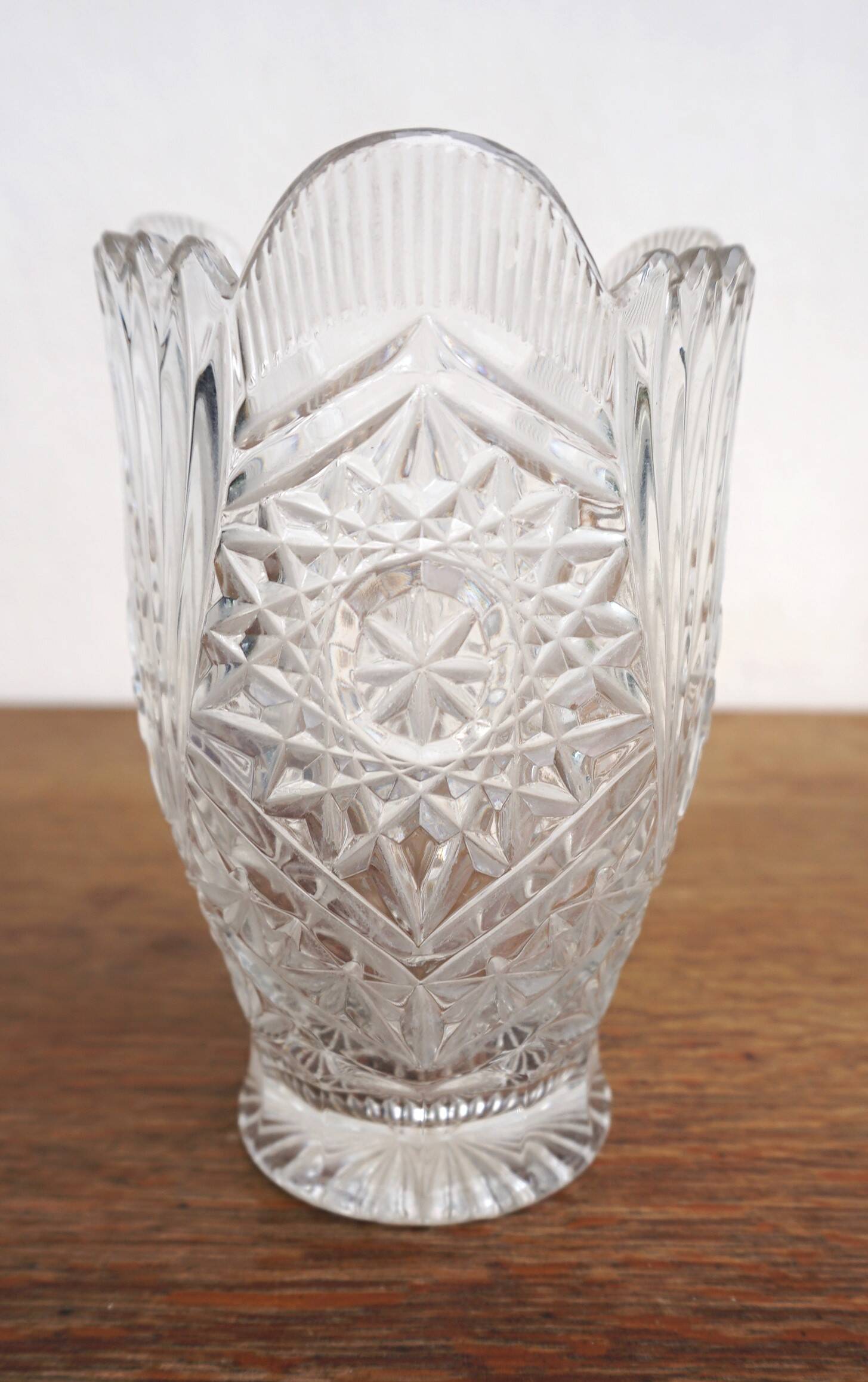 Small crystal vase with chiseled patterns and geometric decorations