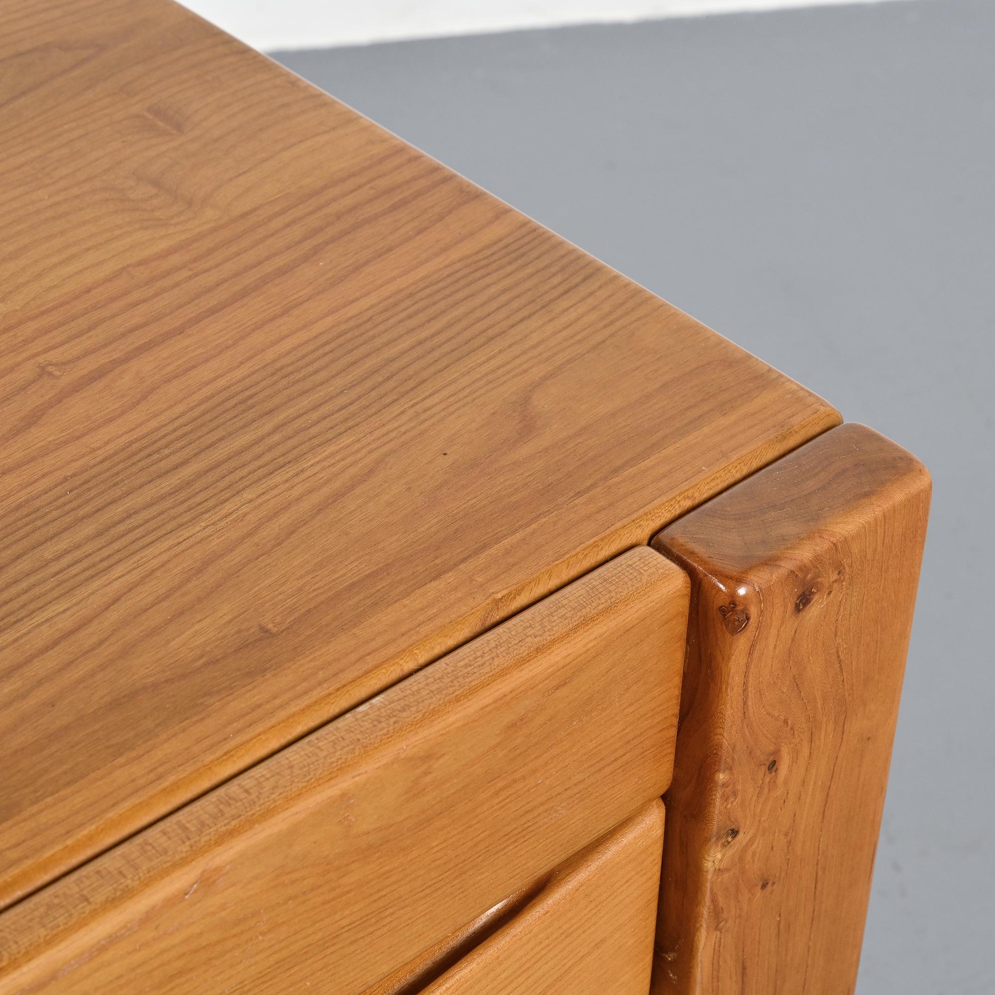 Commode en orme massif, Maison Regain