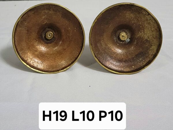 Paire de bougeoirs anciens en laiton, finement tournés, datant du XIXᵉ