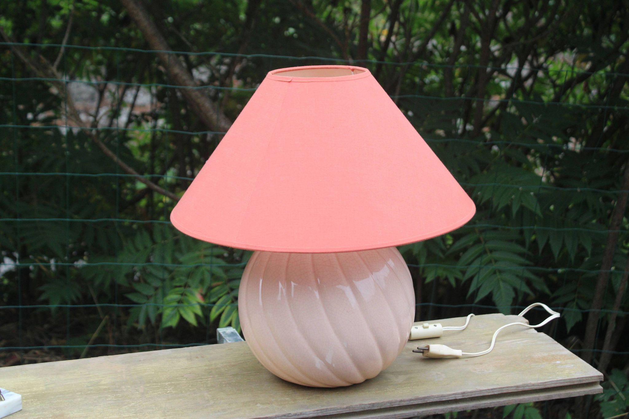 Lampe vintage en céramique rose poudré et abat-jour corail