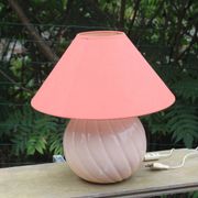 Lampe vintage en céramique rose poudré et abat-jour corail