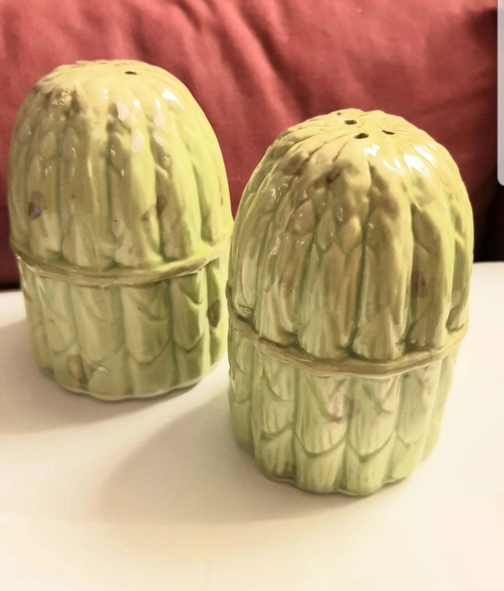 Set of salt and pepper shakers, barbotine