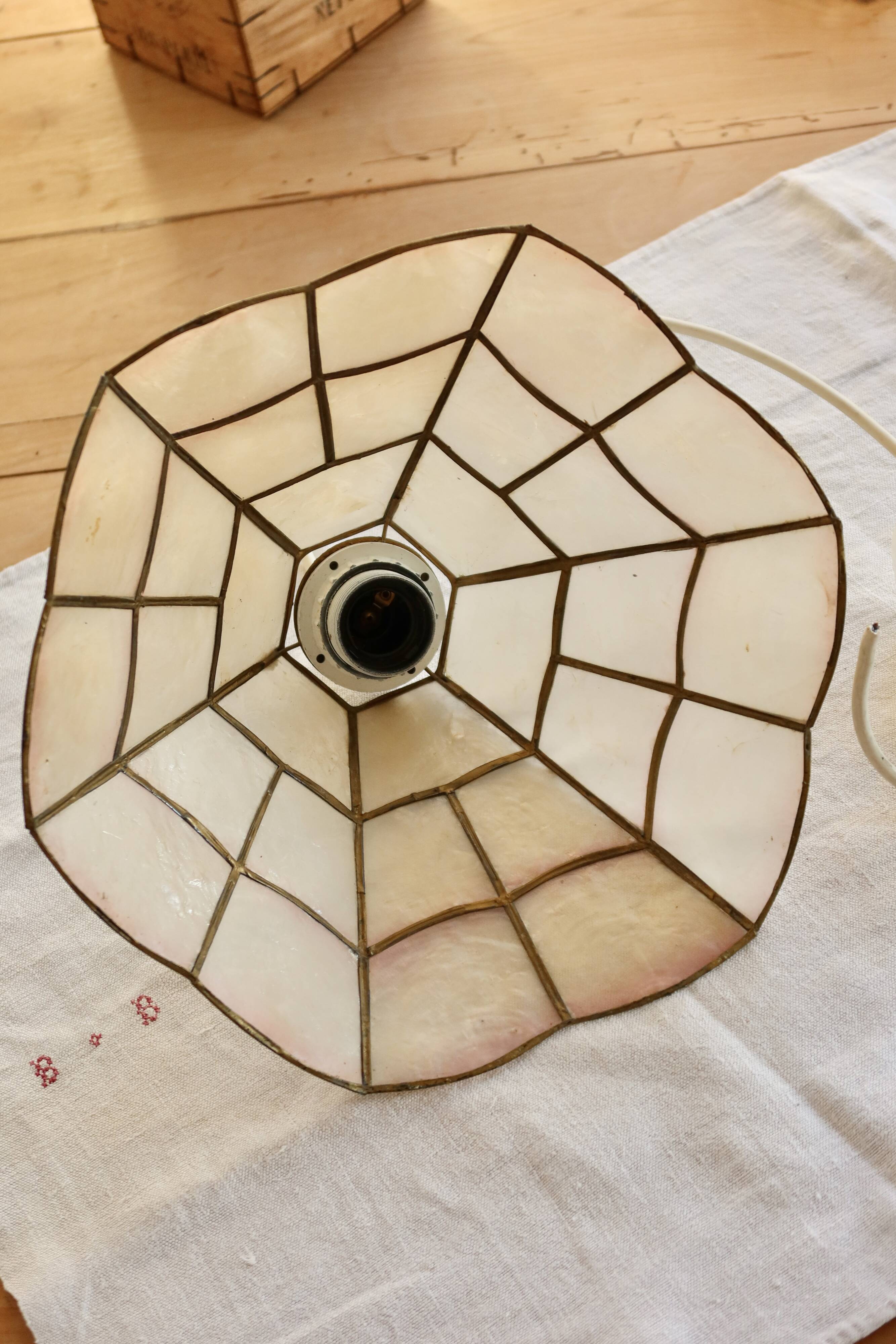 Vintage suspension in pink mother-of-pearl – Stained glass style