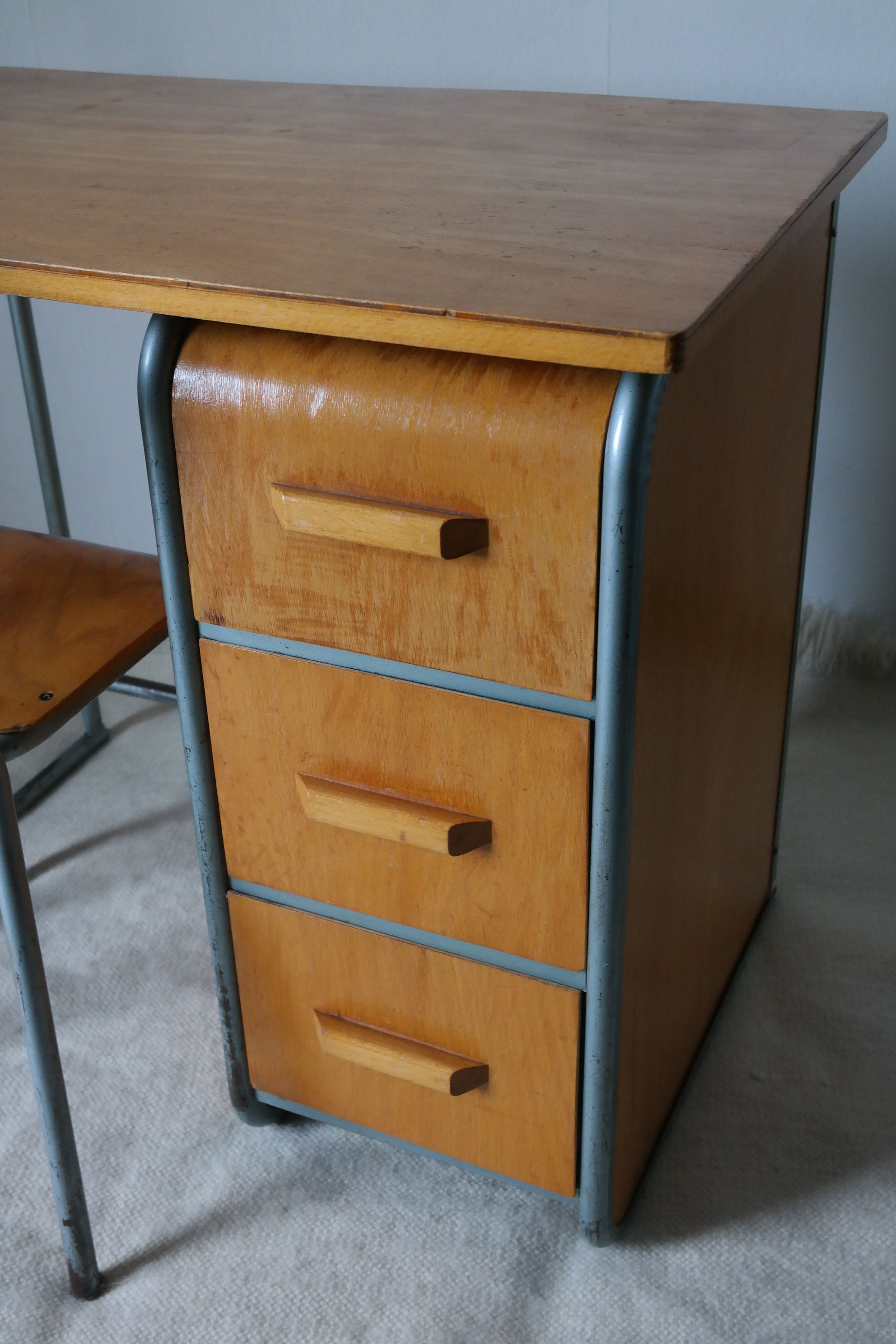 Bureau d'écolier et chaise vintage métal et bois clair