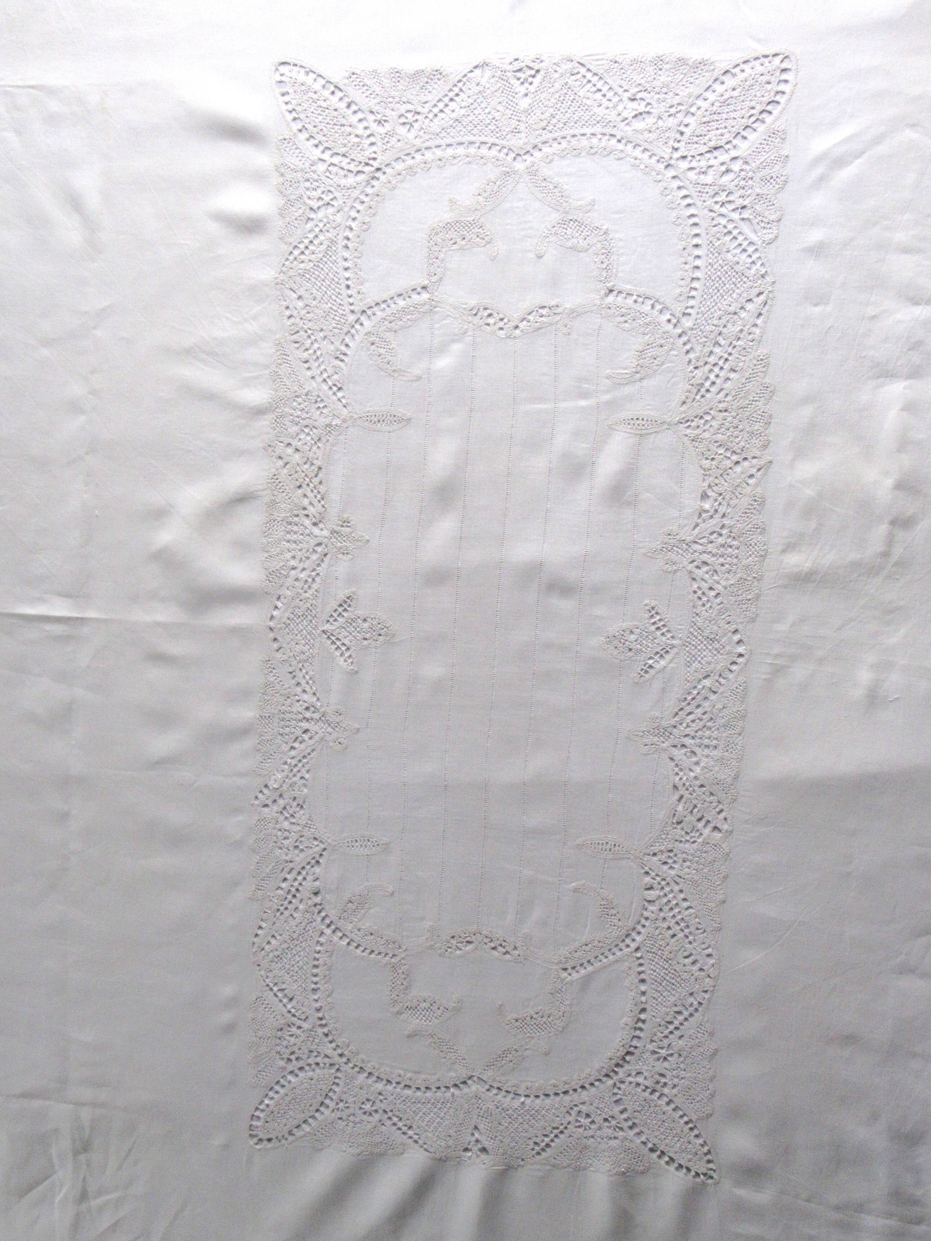 Old tablecloth, Luxeuil lace center, 2m40 long