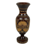 Vase en bois sculpté