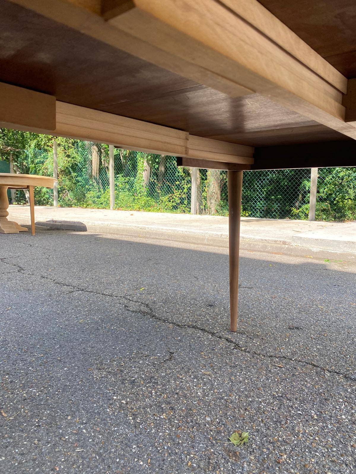 Table à manger scandinave ronde extensible décapée en teck brut 1950