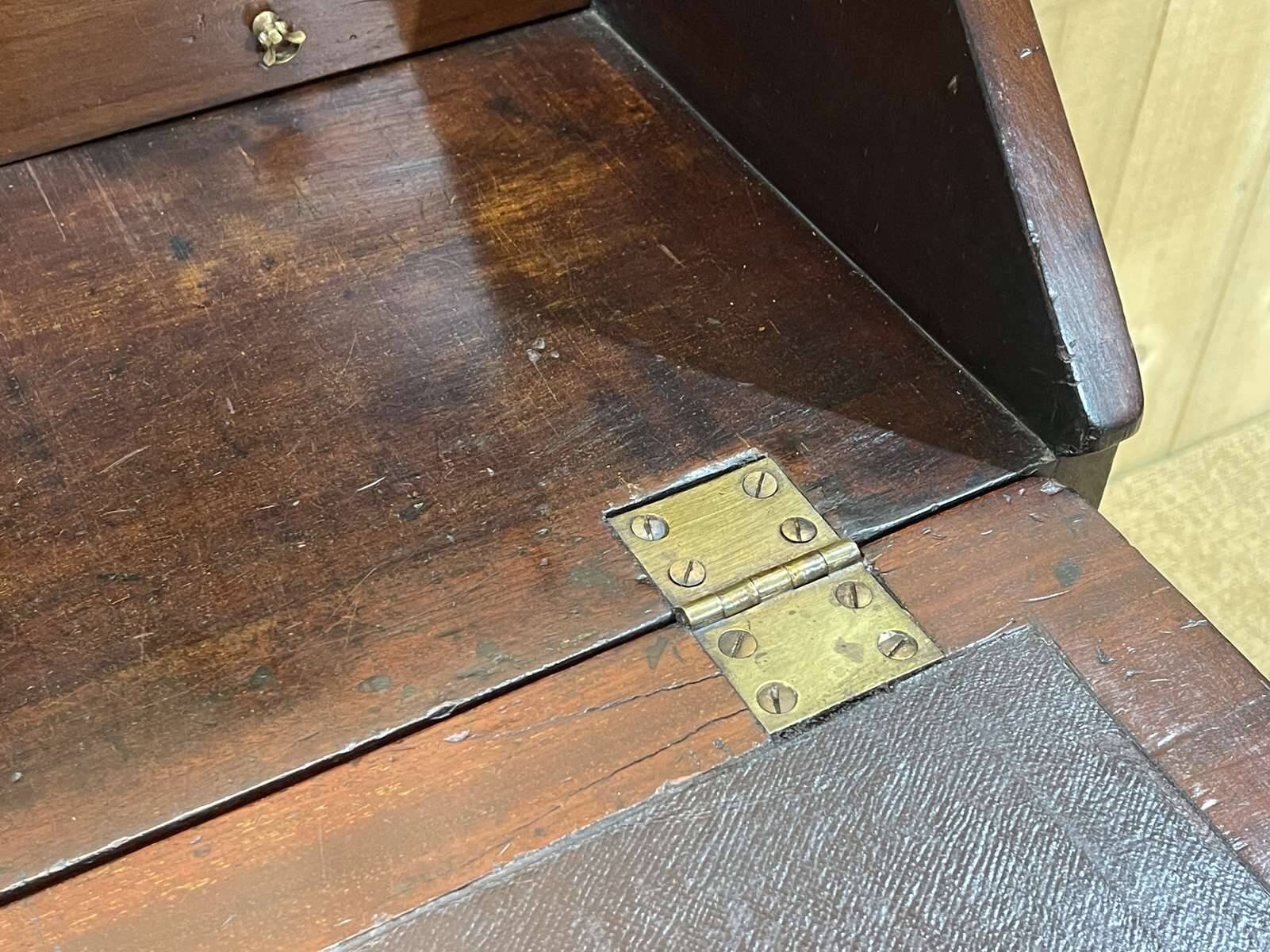 English donkey desk in Georgian style dating from the 19th century in mahogany and oak