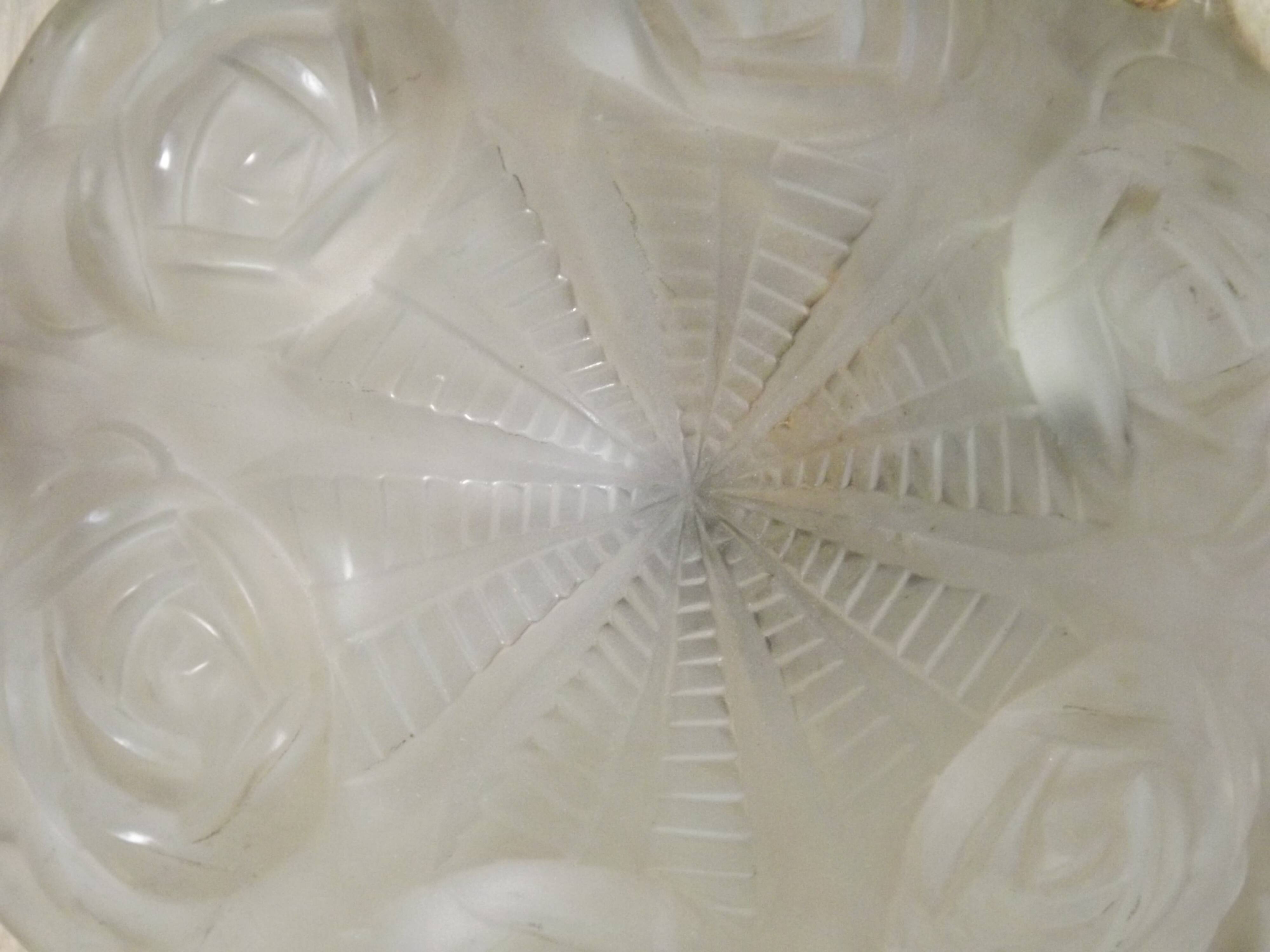 Plafonnier en verre Art Déco à décor de roses par Degué, vers 1930