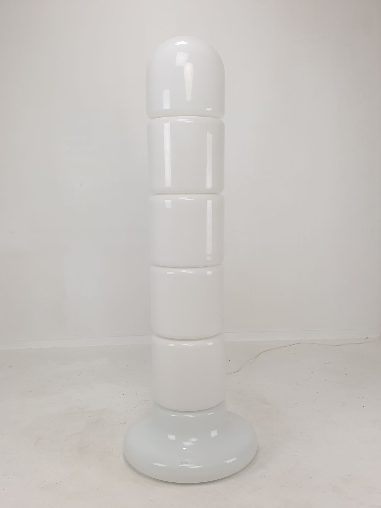 Italian opaline glass zea floor lamp by Salocchi for Lumenform, 1970s