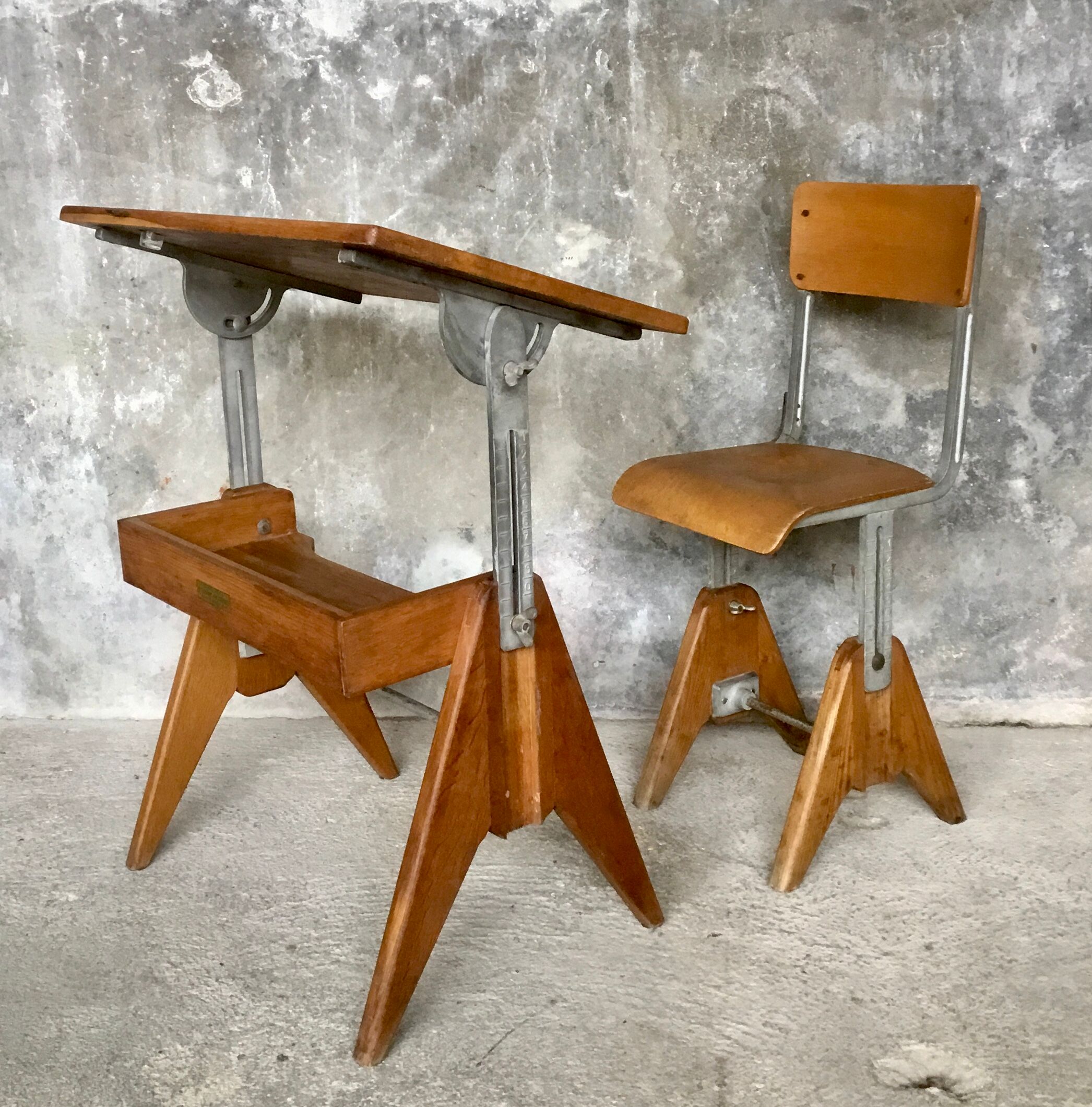 Adjustable Modernists desk and children's chair - Ets. Levant & Godefroy - design 1950