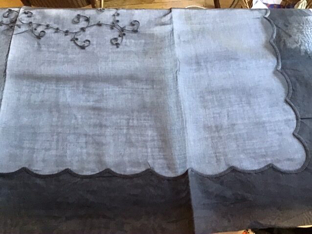 Black nape and towels in organdi