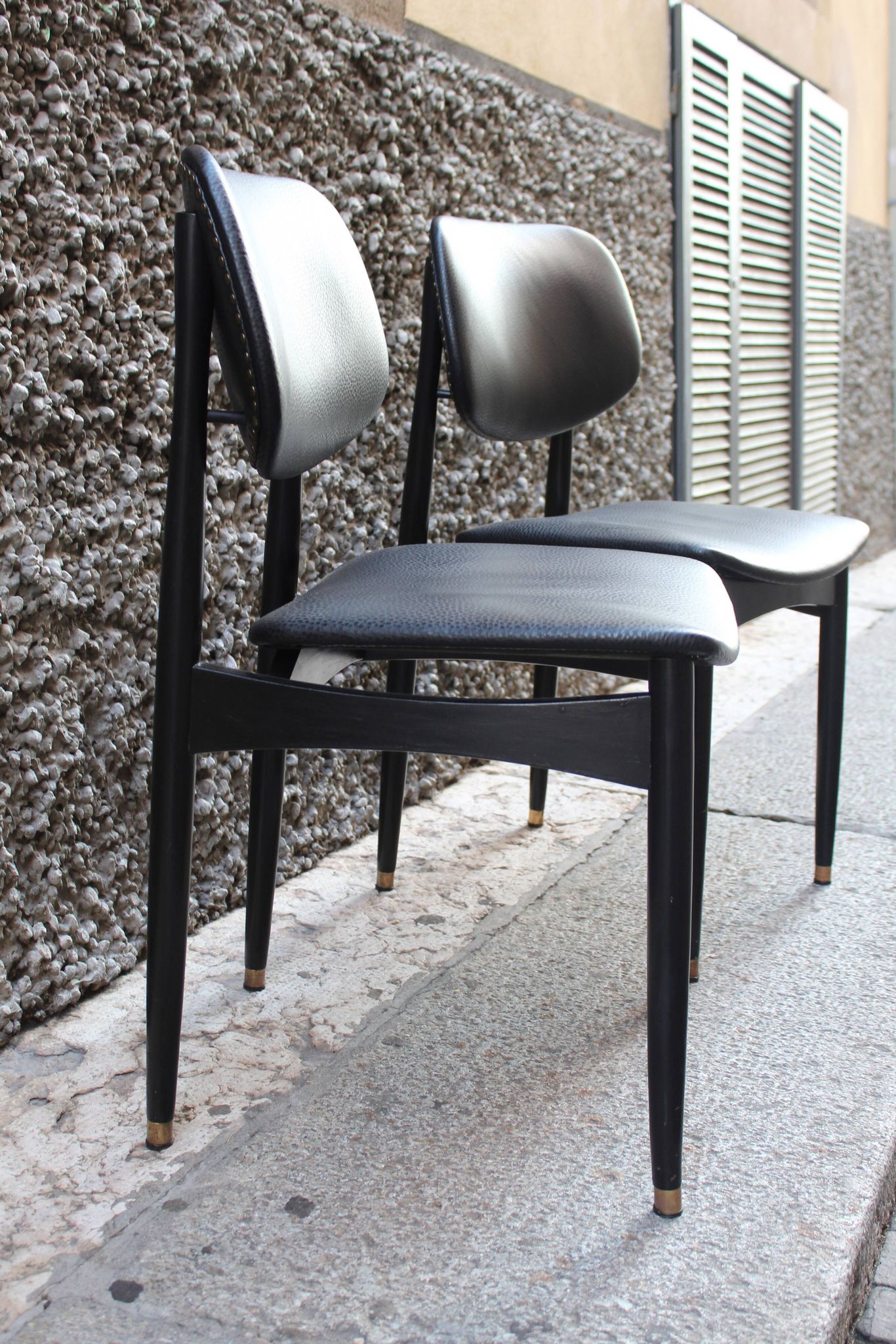 Pair of vintage Cassina office chairs in black leather, Italy 1950, in excellent condition.