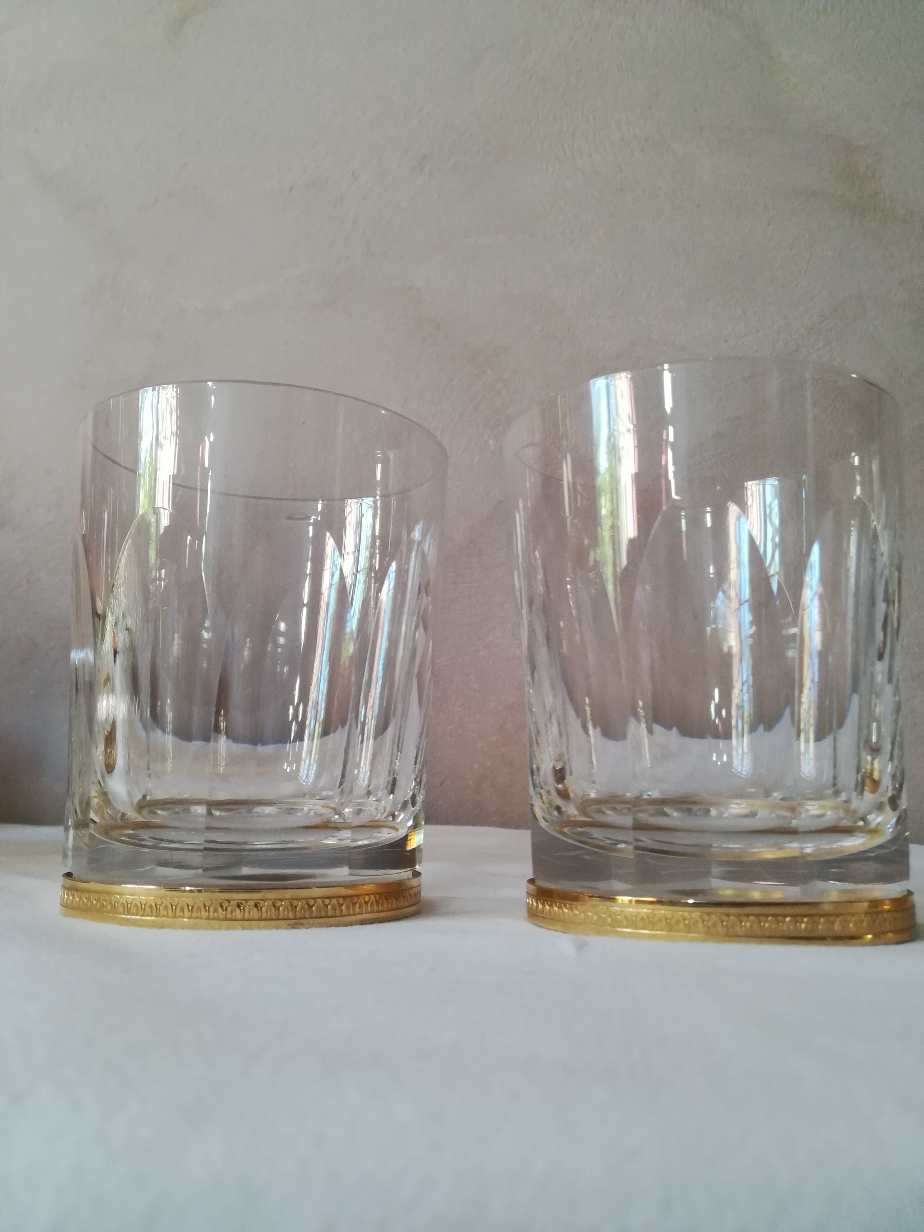 4 crystal whiskey glasses on gold frame