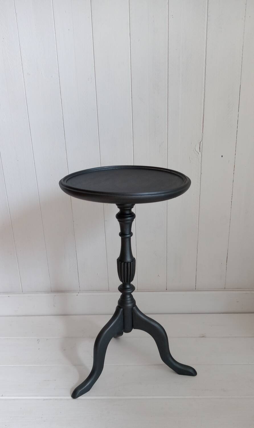 Pedestal table