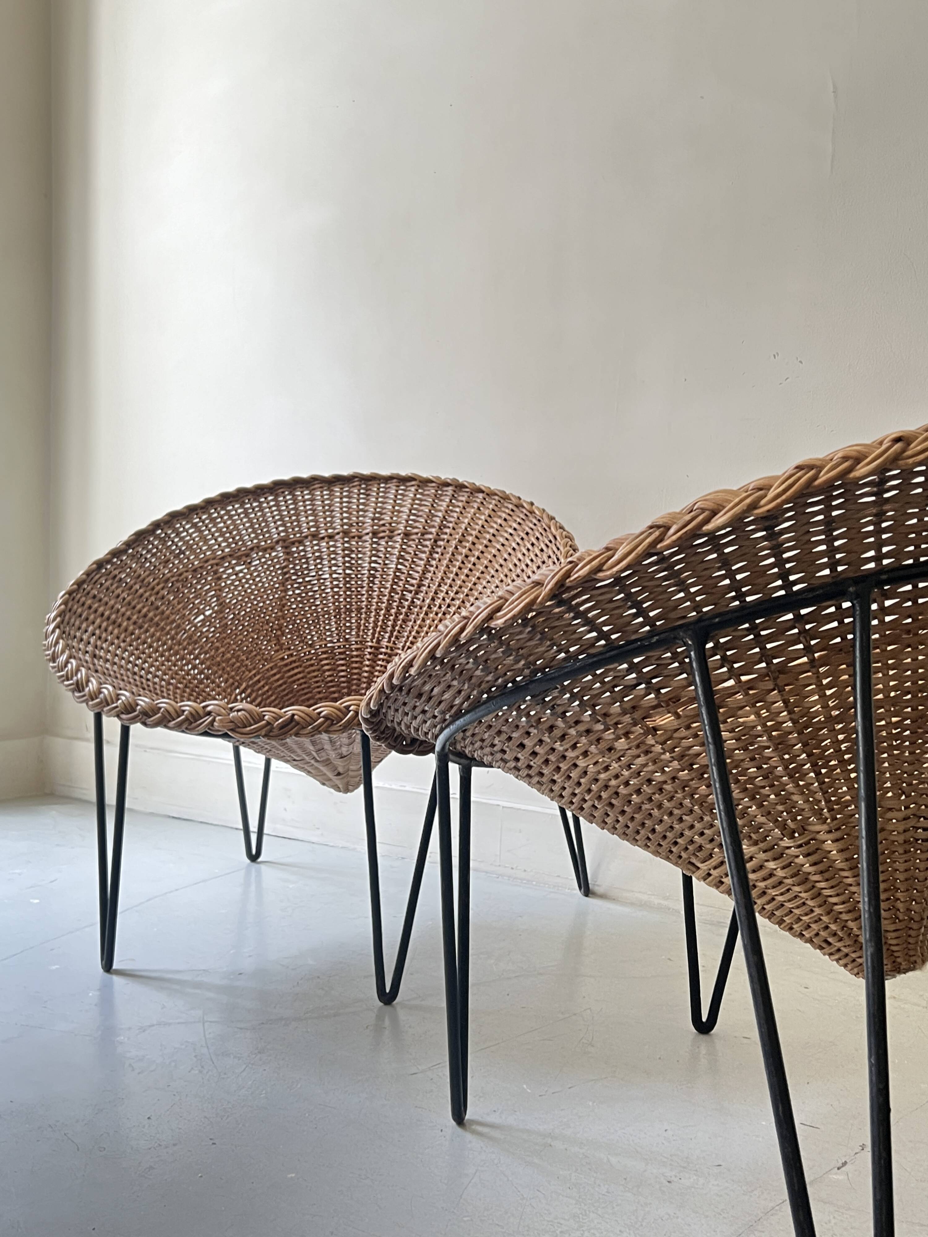 Italian sunflowers armchair in rattan and black metal, 1950s design.