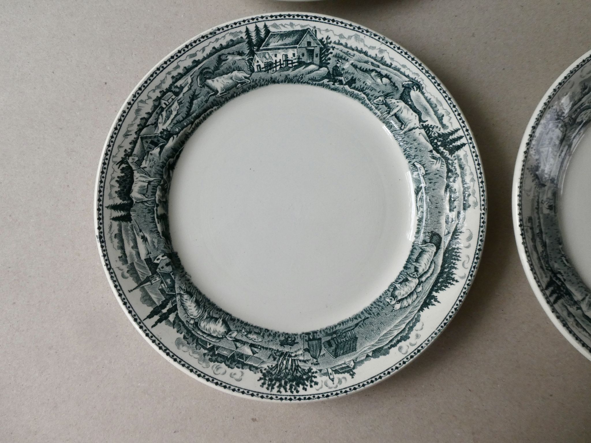 6 assiettes plates Saint Amand, décor la laitière