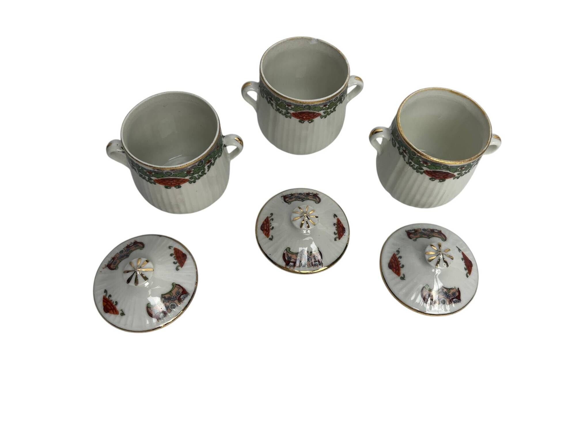 Set of three ribbed porcelain cream pots, 20th century.